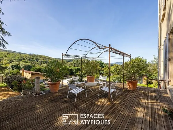 Appartement rénové au coeur d'un château avec jardin et piscine