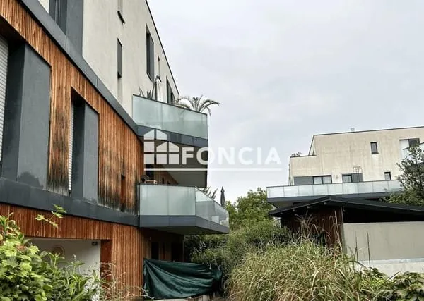 2 PIÈCES - TERRASSE - IMMEUBLE RÉCENT - GARAGE - CAVE-LOUÉ