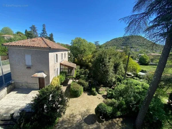 Ensemble immobilier (3 maisons) sur terrain de plus de 3400m² paysagé avec piscine