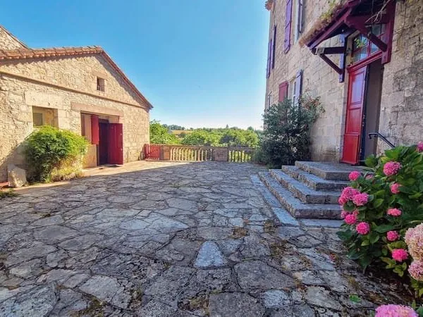 Demeure de ville et village
