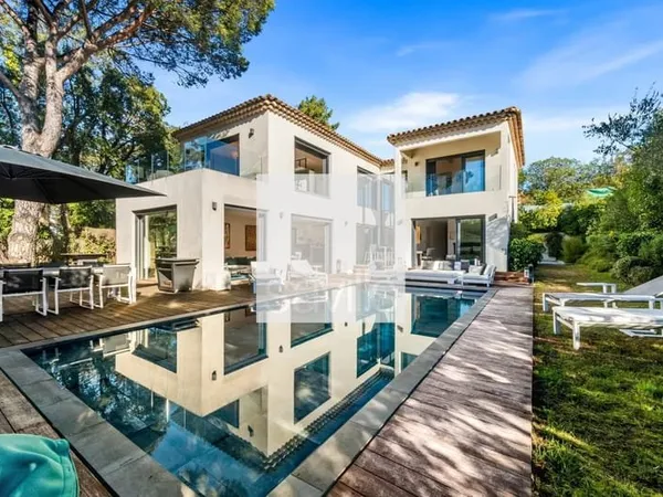 Villa contemporaine dans un secteur prisé proche plages