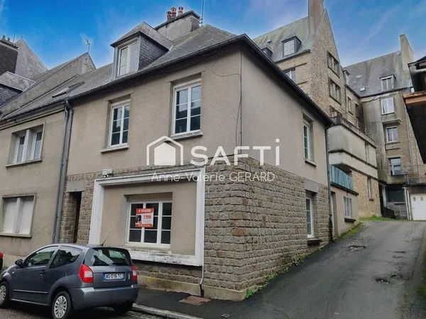 Maison de bourg avec terrasse, atelier et parking