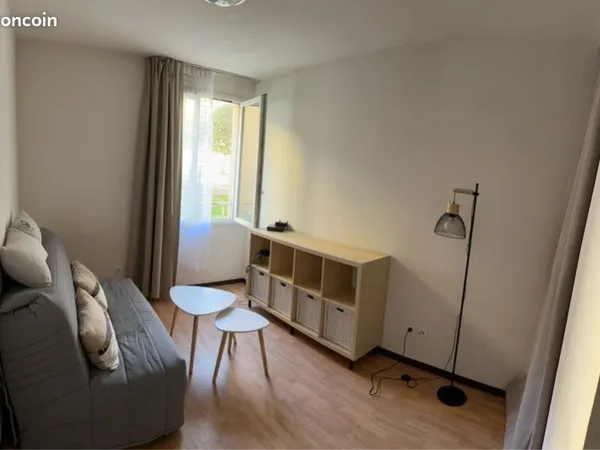 Appartement Location Le Tholonet  17m² 575€