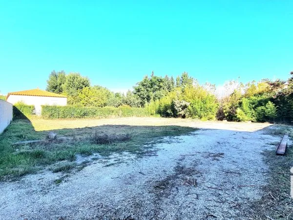 Terrain 884 m²