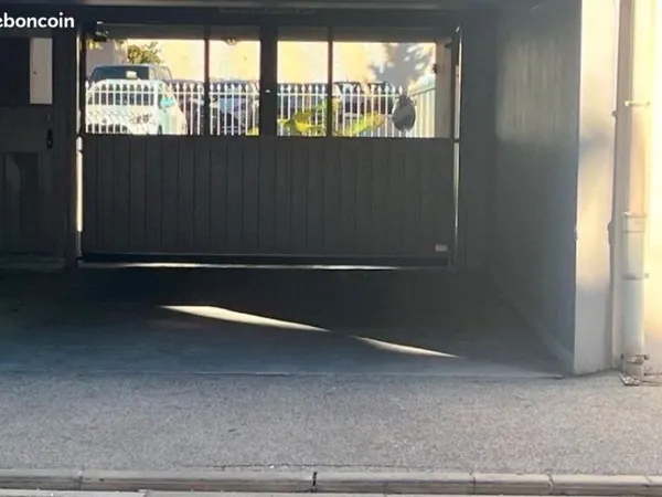 2, places de parking dans garage, centre-ville, Hyeres