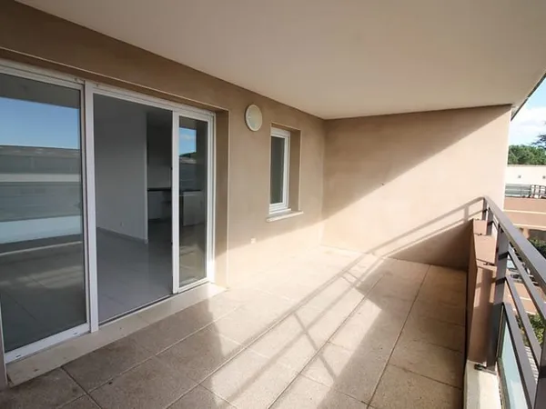 GARONS Proche centre village bel appartement P3 en résidence de 61m² avec terrasse et 2 parking