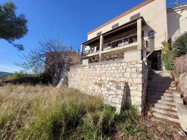 Nue propriété de 225m2 sur 460m2 de jardin composée d'un T6 occupé et d'un T3 possible libre sans re