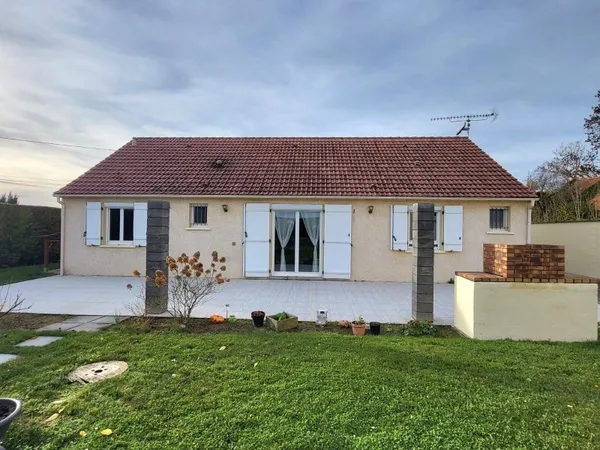 Maison plain-pied, 4 chambres, garage et jardin