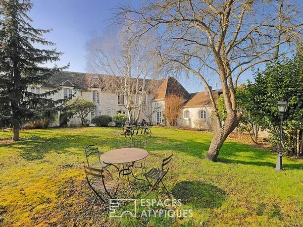 Bâtisse de charme en pierre avec jardin et dépendances