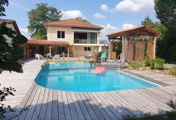Maison lumineuse avec piscine et terrain d'1 hectare proche Be
