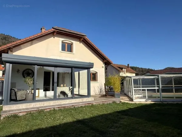 En exclusivité - saint etienne les rmt : jolie propriété avec piscine