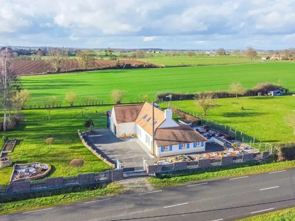 Maison de campagne avec garage sur grand terrain