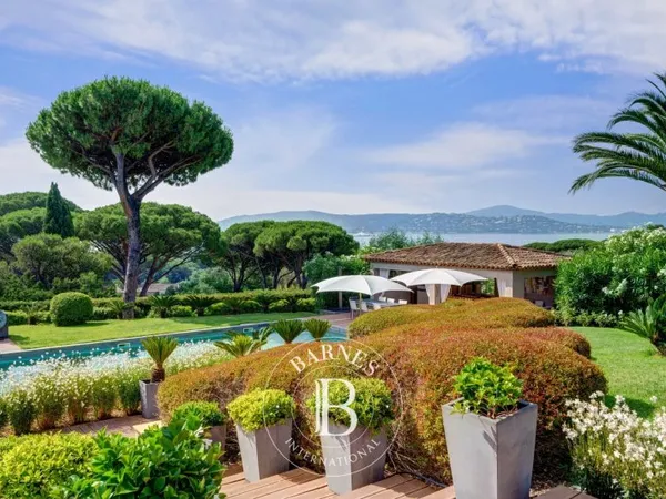 VILLA D'EXCEPTION AVEC MAISON DE GARDIEN - VUE MER À SAINT-TROPEZ