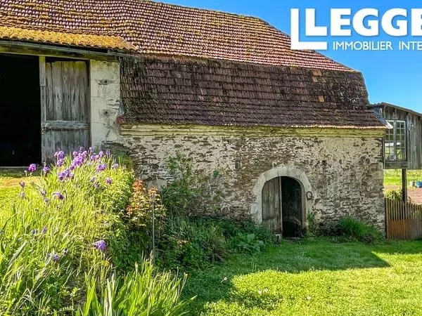 Grange à réhabiliter dans ravissant village avec grand terrain entre Beaulieu-sur-Dordogne et BIars