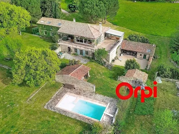 Maison 7 pièces 305 m²