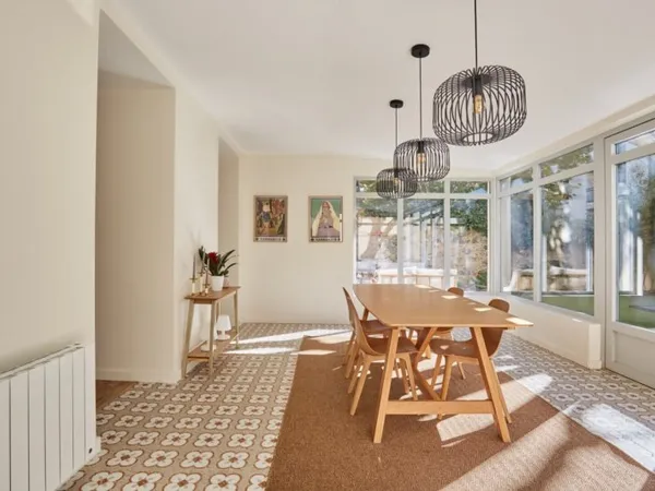 Appartement entièrement rénové avec jardin et garage
