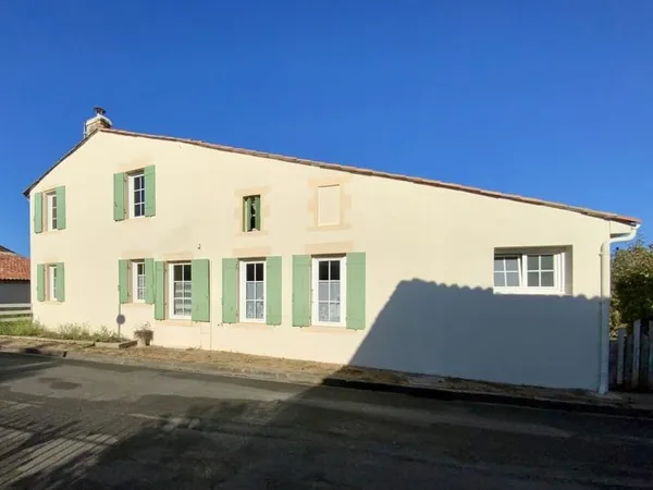 Charmante maison de village 126 m² : beaux volumes & cour privative
