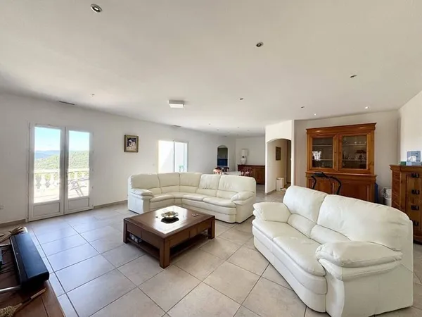 Villa 8 pièces 240 m²