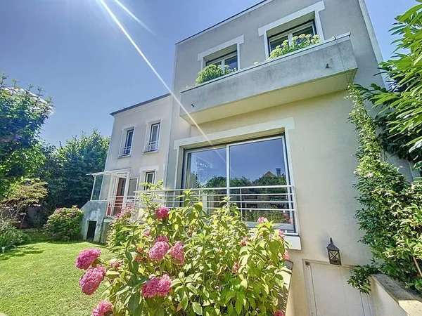 MAISON FAMILIALE INDIVIDUELLE de 8 pièce(s)