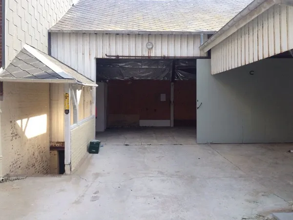 Ensemble immobilier à usage de garage et de parking couvert