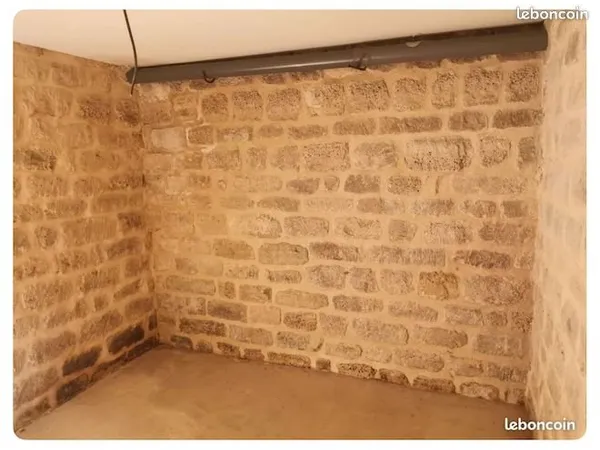 Belle CAVE rénovée et bétonnée quartier Batignolles /accès privé /pierres apparentes /LOCAL