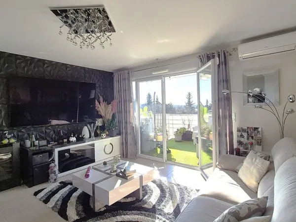 Superbe 3 pièces récent avec terrasse, vue campagne, piscine