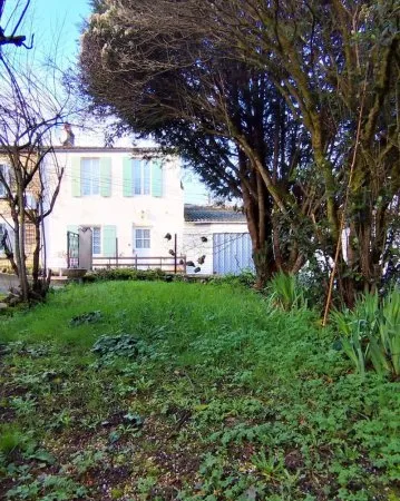 Maison ancienne avec petit atelier indépendant et 2 700 m² de