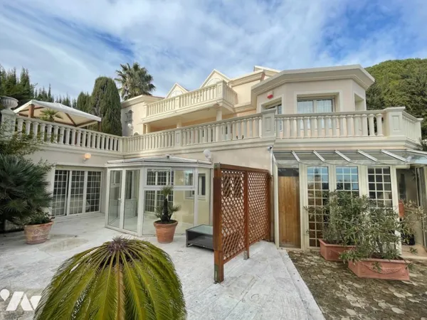 Maison 10 pièces 382 m²
