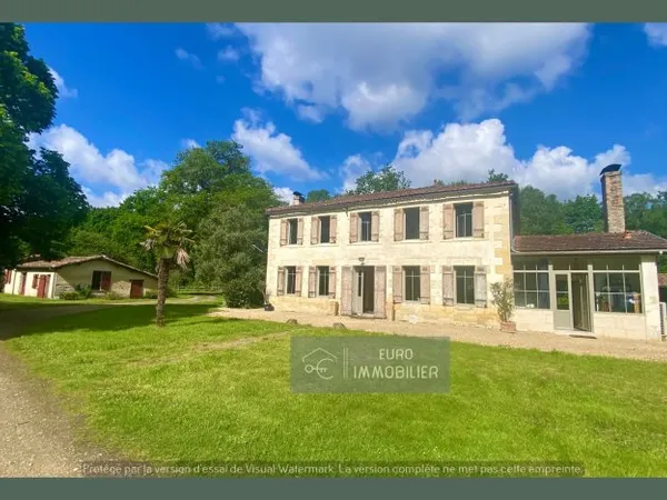 Propriété - 11 hectares (ha) - 2 HABITATIONS - dépendances -