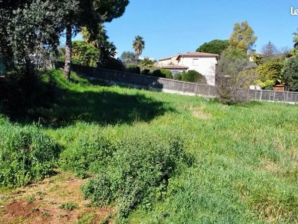 Terrain ANTIBES possibilité 180m2 SDP Piscinable