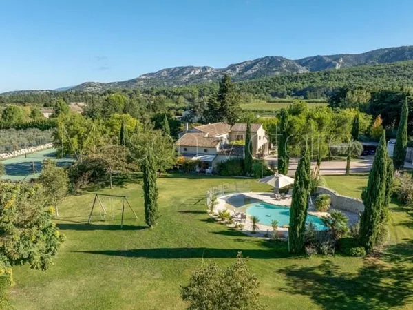 Superbe mas rénové avec court de tennis et maison d'amis.