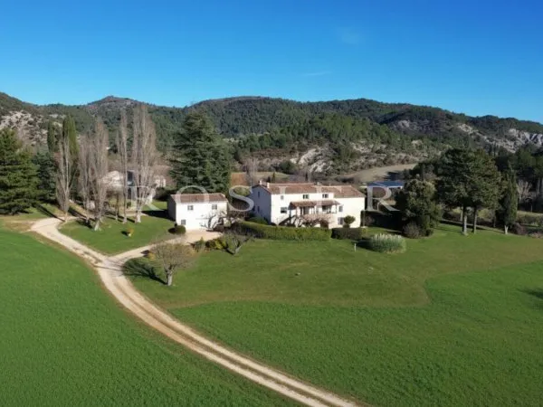 À vendre, à proximité de Sault, ancienne ferme en pierre, offran