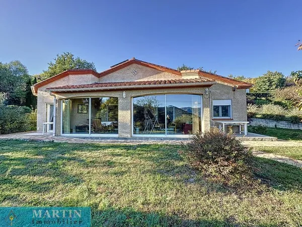 Villa 4 faces sur terrain de 2575m2
