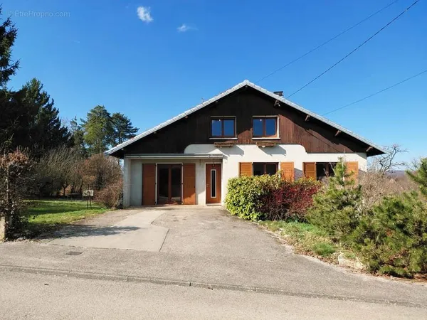 Maison familiale à Pierrefontaine-les-Varans sur une parcelle de plus de 30 ares