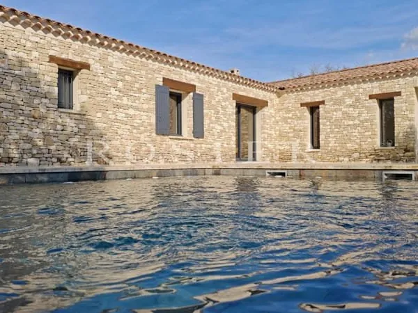 A Gordes, maison en pierre avec piscine et garage dans quartier