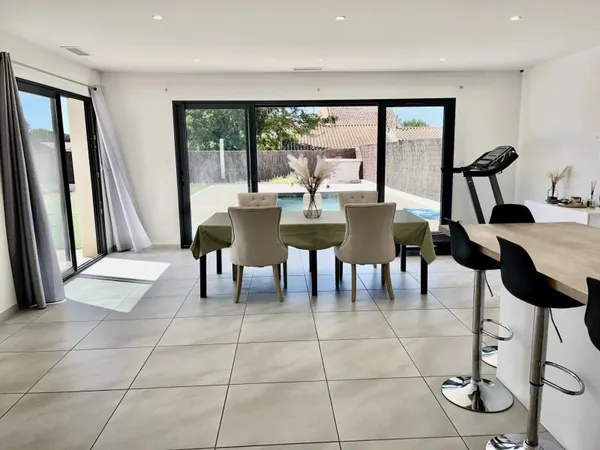 Villa 4 pièces plain-pied, terrain 530M2 avec garage et piscine
