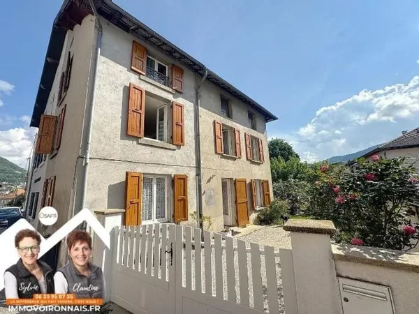 Coublevie, maison en pierre avec jardin, 5 chambres au coeur du vieux bourg