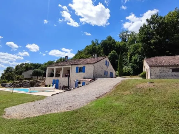 Jolie propriété avec vue exceptionnelle, une piscine, grange