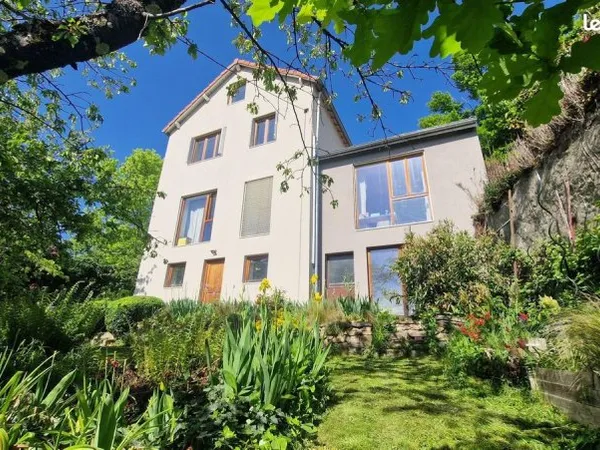 Maison lumineuse et spacieuse de 140 m² sur trois niveaux, alliant charme et modernité