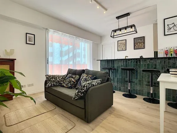 LOCATION ETUDIANTE - JUAN LES PINS - CENTRE - Appartement 3 pièce(s) 55 m2 - refait à neuf - climati