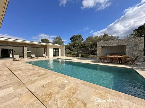 Villa contemporaine de rêve à Nîmes proposée par Corinne Pon