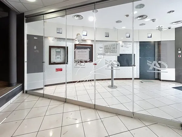 Local commercial 303 m²