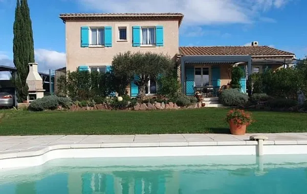 Villa avec vue dégagée de 149m² sur terrain arboré de 1600m² avec piscine, garage, carport et pergol