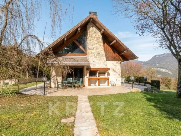 Propriété dominante avec piscine, vue dent du chat magnifique