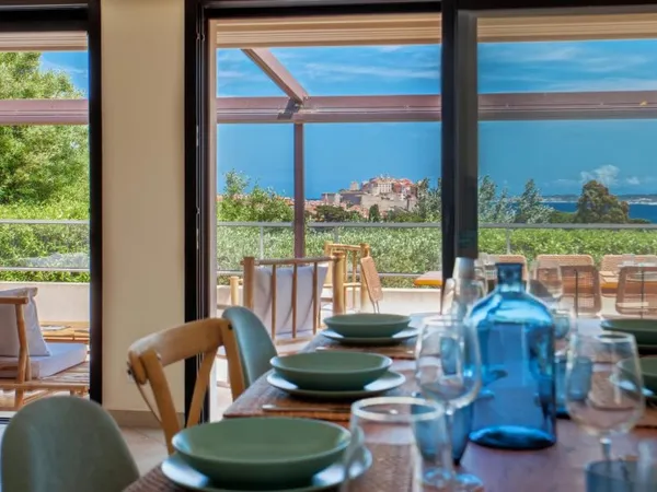 Calvi, Villa 4 chambres, vue mer, piscine chauffée, plage à pied.