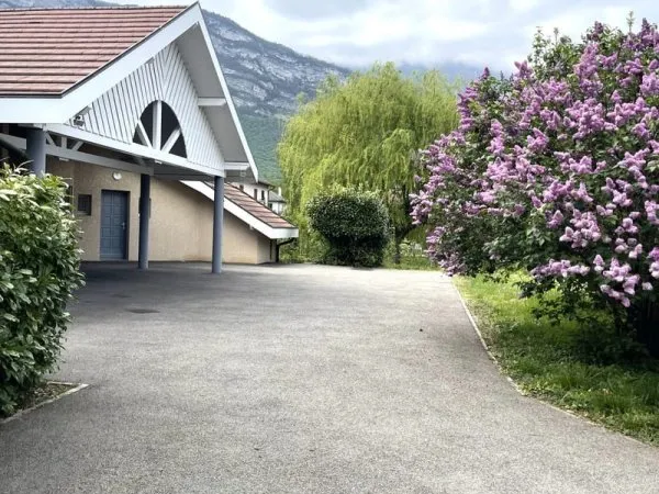 VARCES RARE ENSEMBLE IMMOBILIER DE 2 MAISONS 1405 M2 AVEC RU