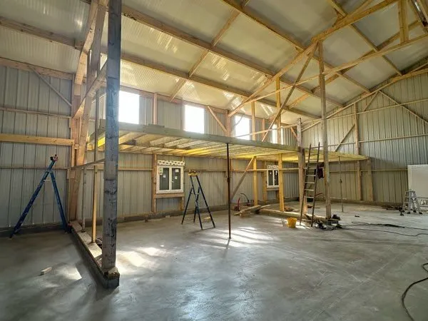 Local artisan/ espace de stockage neuf - bureau + porte 4 m