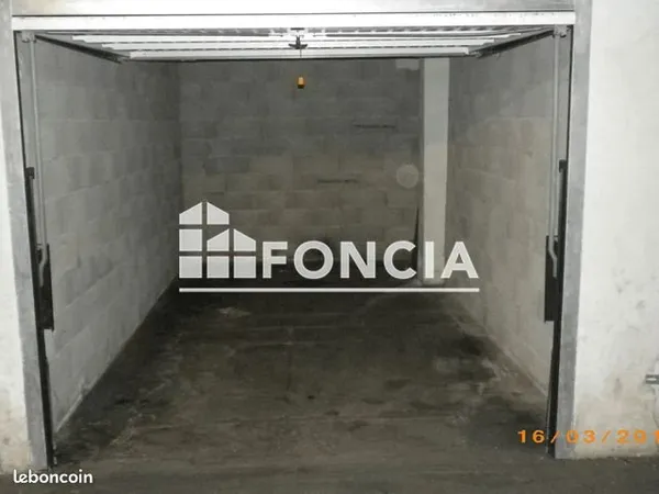 Lot de 3 garages fermés en sous-sol, dans une résidence sécurisée. Idéal investissement ou stationne