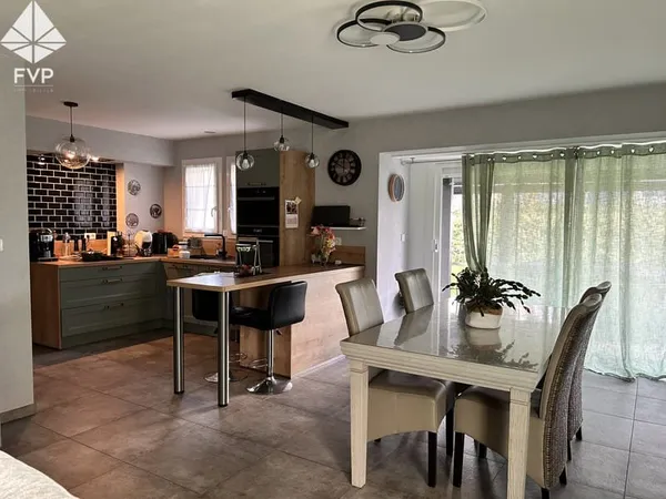 Maison rénovée 2023 avec terrasse et pergola bioclimatique,