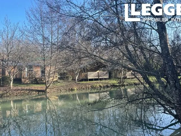 Maison de moulin du 17ème siècle sur 3,5 hectares, actuellement exploitée en tant que camping avec p